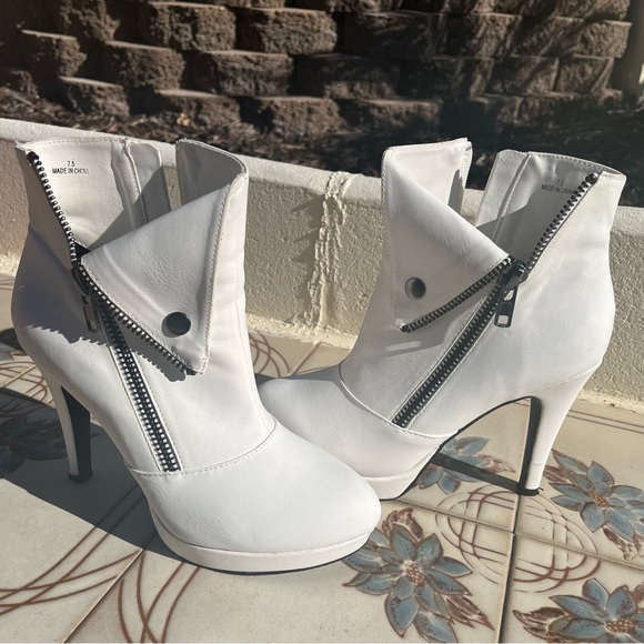 2 Lips Too Shoes - White boots